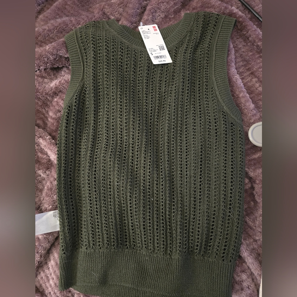 Uniqlo women mesh crewneck sleeveless short sweater size small Olive